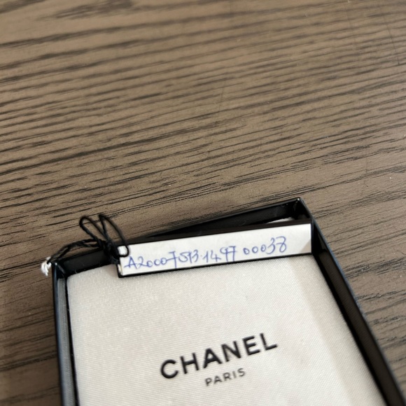 VINTAGE CHANEL GOLD CRYSTAL QUILTED CLIP-ON EARRINGS - Picture 10 of 11